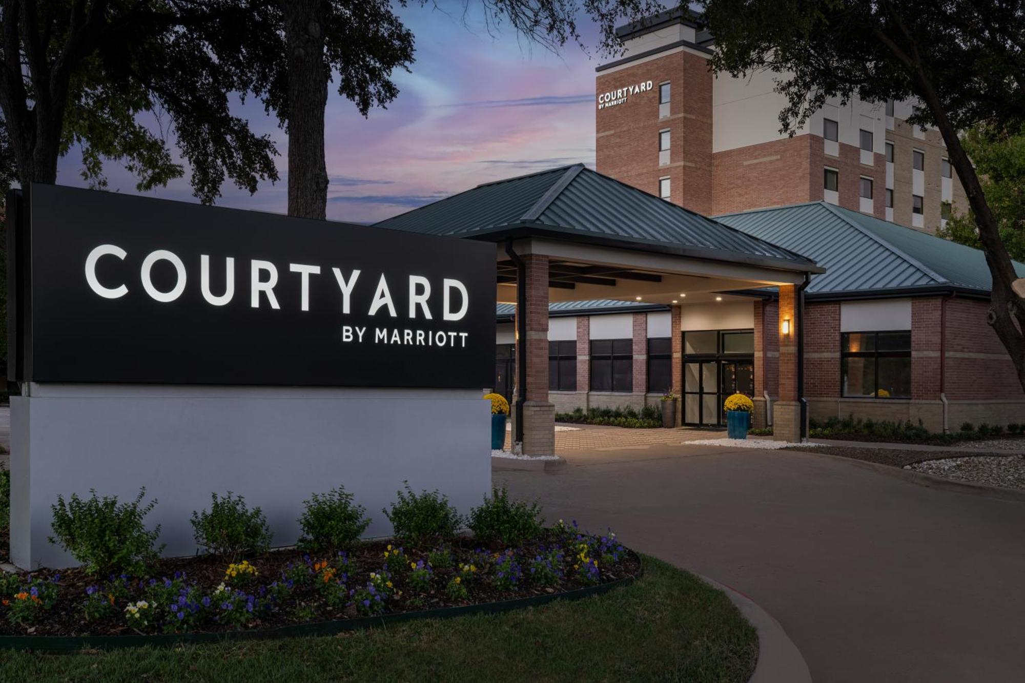 Courtyard Dallas Addison Quorum Drive Hotel Buitenkant foto