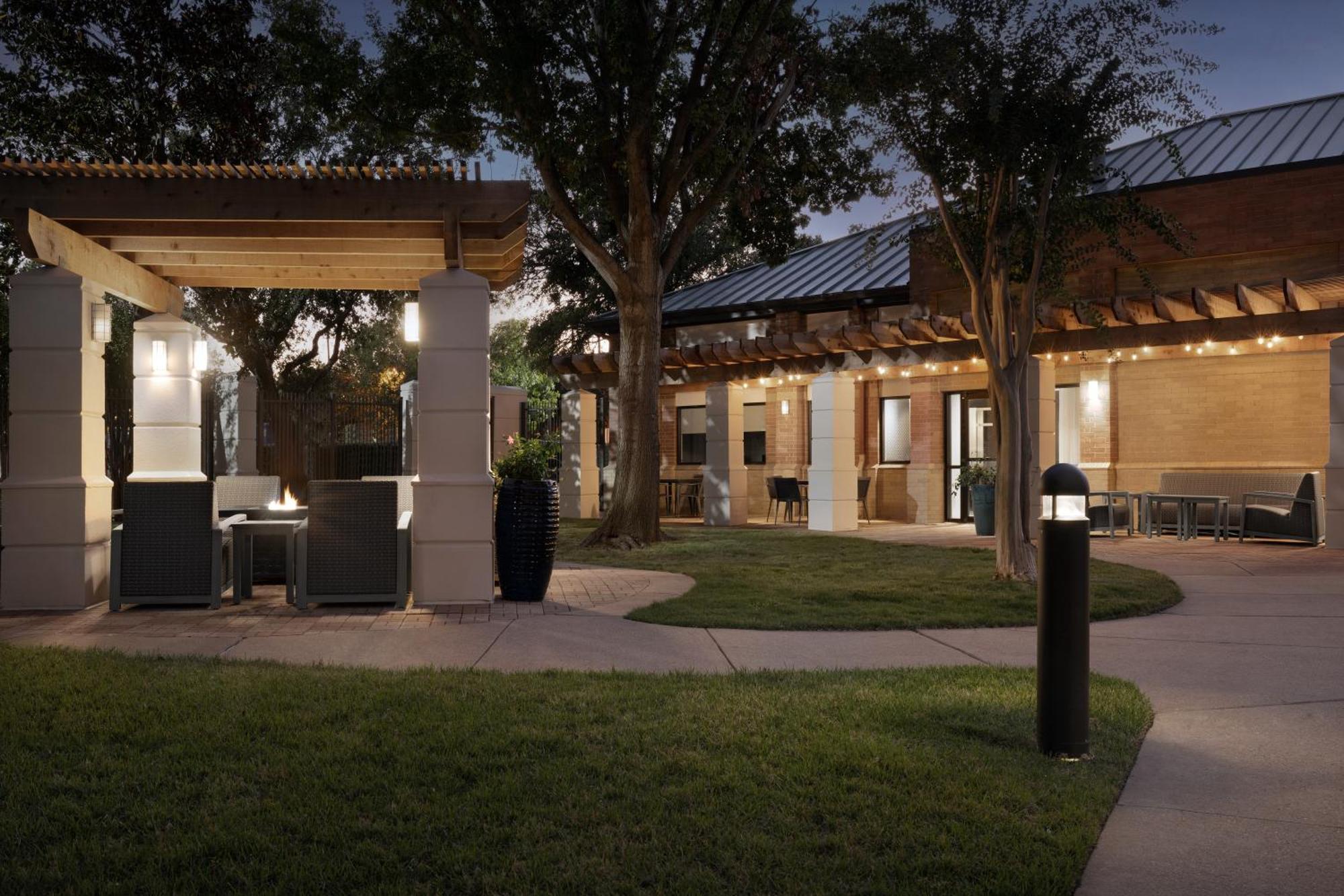 Courtyard Dallas Addison Quorum Drive Hotel Buitenkant foto