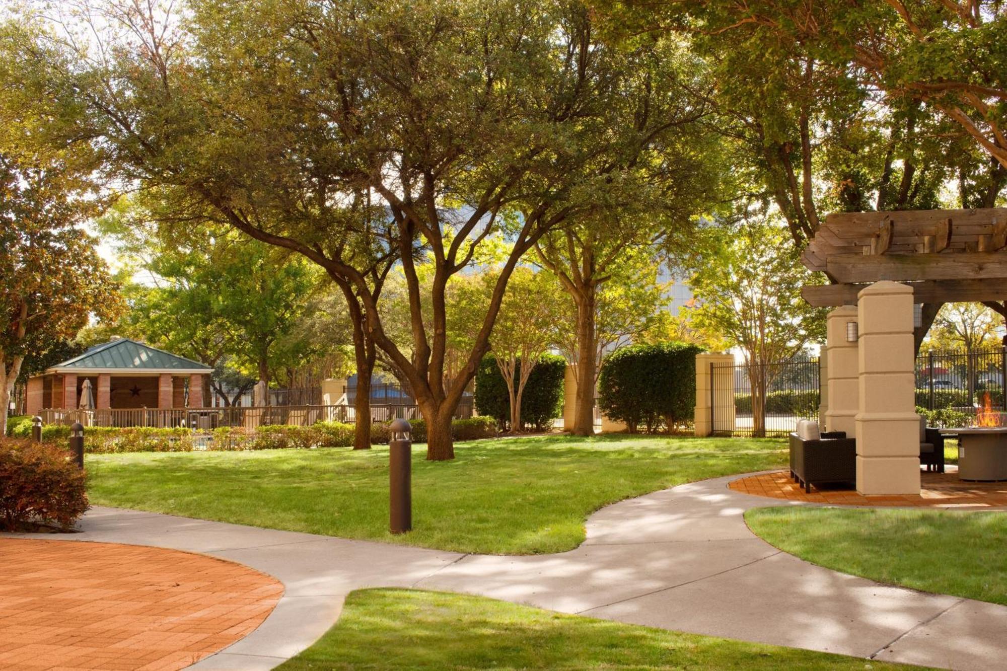 Courtyard Dallas Addison Quorum Drive Hotel Buitenkant foto